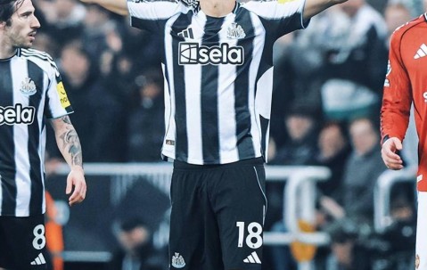 纽卡斯尔2比1绝杀曼联，十人取胜强队很神奇，主帅应变完胜卡里克