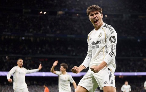 西甲最新积分战报：维尼修斯梅开二度助皇马8连胜，升至榜首超越巴萨