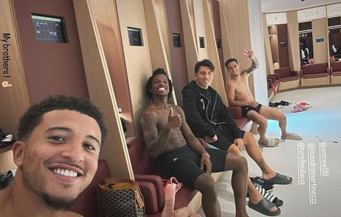 桑乔或为女友赴美国踢球，拒绝罗马不只为钱！与曼联五鼠兄弟欢笑合影