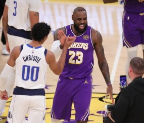 不打背靠背！因左脚伤病管理 詹姆斯今天缺战鹈鹕