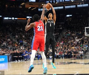 文班17分+伤退恩比德34+12 马刺大胜76人