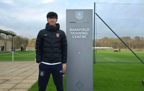 官宣！英超倒数第2签18岁中国前锋 身披9号球衣，租借塞尔维亚球队