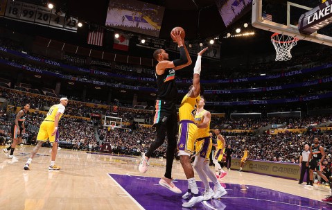 趁他病要他命！文班战残阵湖人半场狂砍37分 17投12中